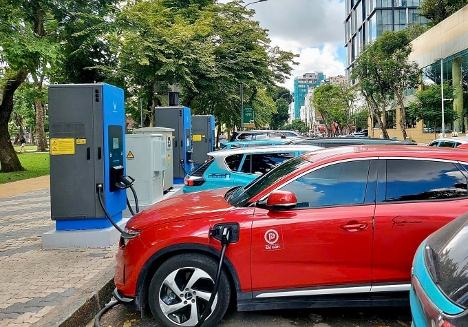 Trạm sạc V-Green lắp đặt trên đường Lê Lai, quận 1 (cũ). Ảnh: Giang Anh