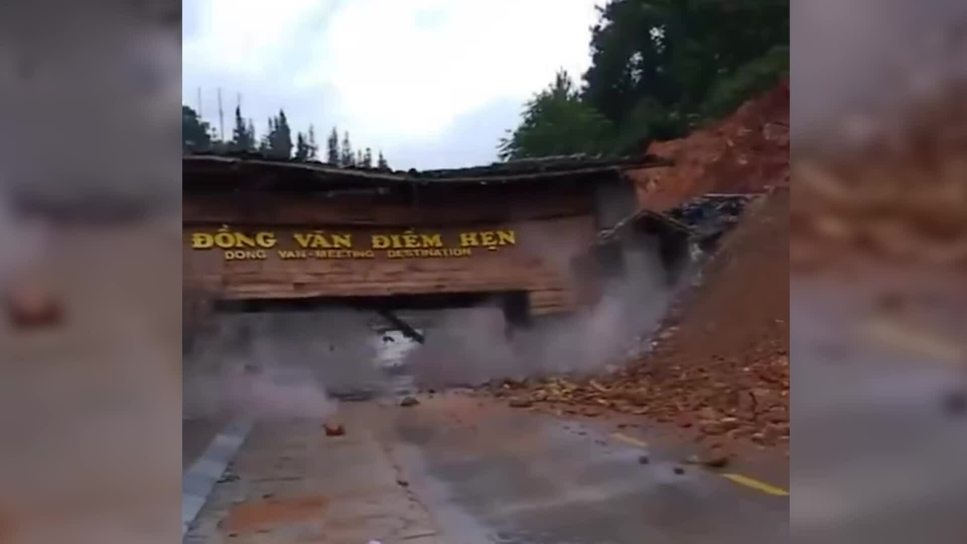 Sạp cổng chào Đồng Văn do sạt lở