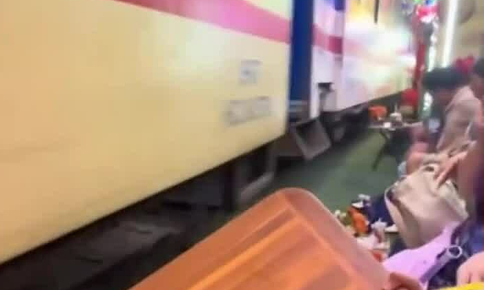 Tàu đâm nát bàn ghế ở phố đường tàu Hà Nội