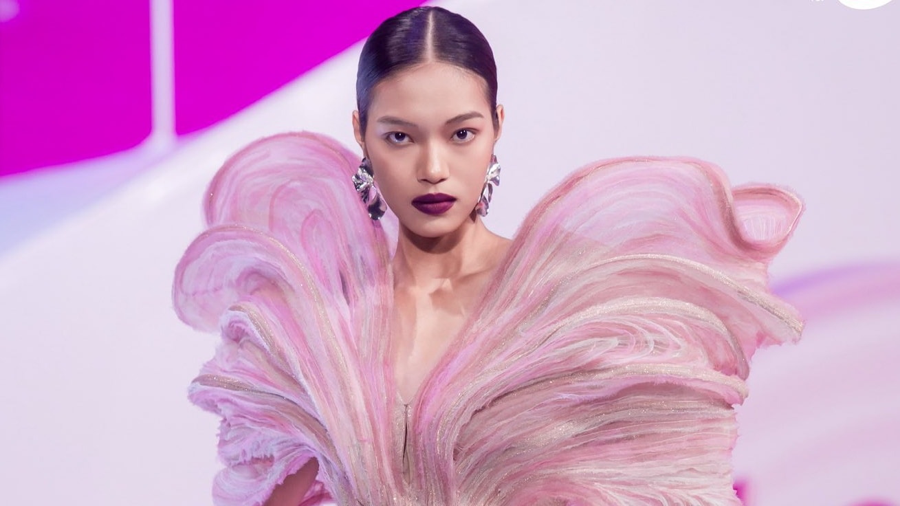 Mai Hoa catwalk tại Vietnam’s Next Top Model