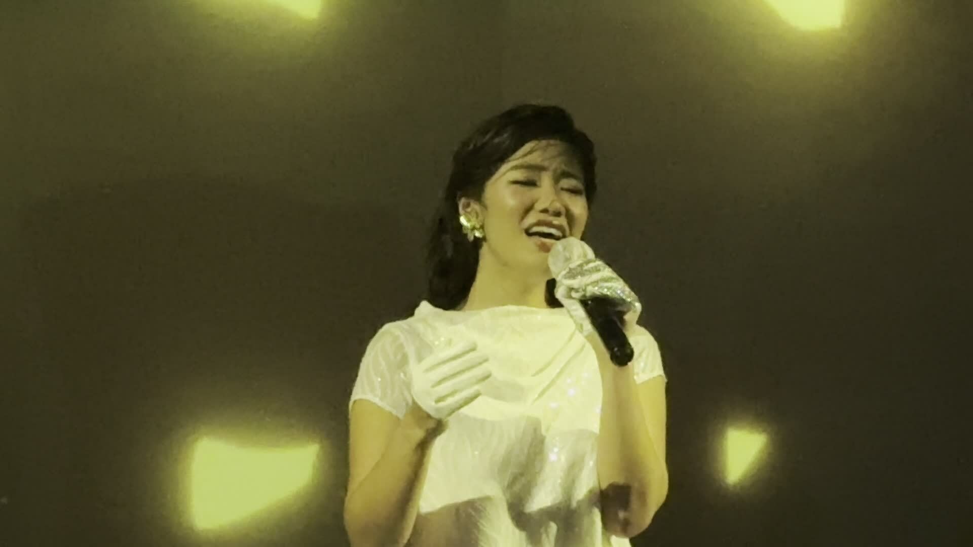 CeCe Trương hát