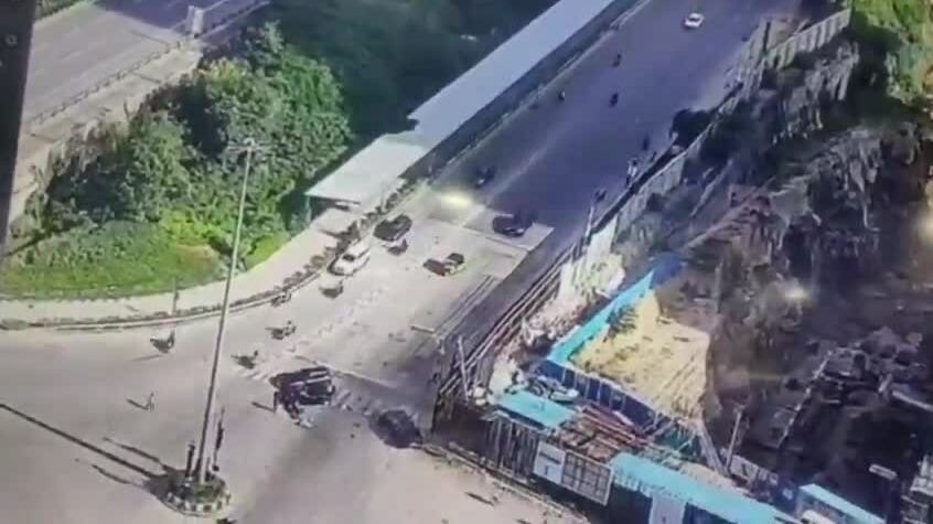 Ôtô mất lái đâm ba xe dừng đèn đỏ
