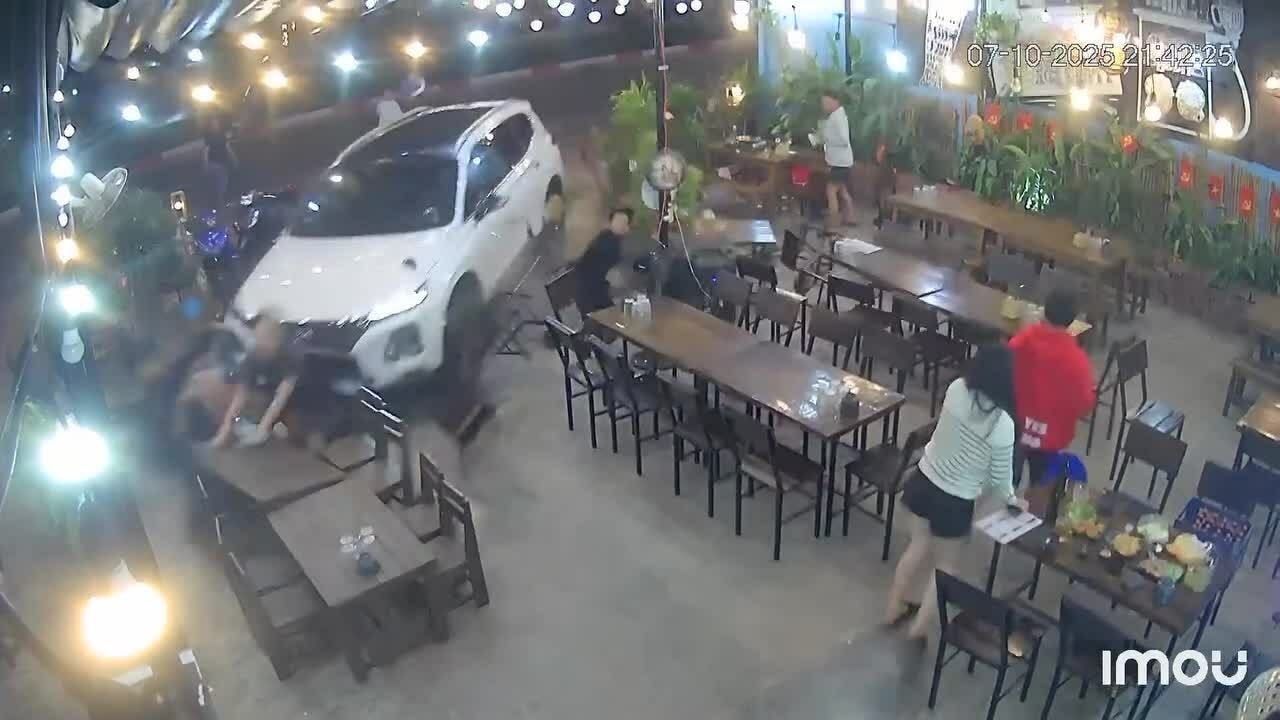 Ôtô lao vào quán nhậu, nhiều người tử vong