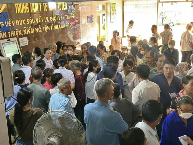 Bác sĩ Huế vượt hàng trăm cây số khám bệnh miễn phí cho người dân sau bão lũ- Ảnh 2. Bác sĩ Huế vượt hàng trăm cây số khám bệnh miễn phí cho người dân sau bão lũ- Ảnh 2.