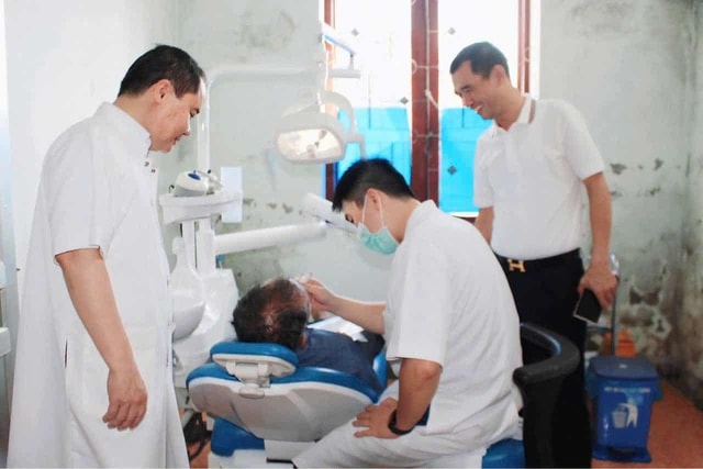 Bác sĩ Huế vượt hàng trăm cây số khám bệnh miễn phí cho người dân sau bão lũ- Ảnh 1. Bác sĩ Huế vượt hàng trăm cây số khám bệnh miễn phí cho người dân sau bão lũ- Ảnh 1.