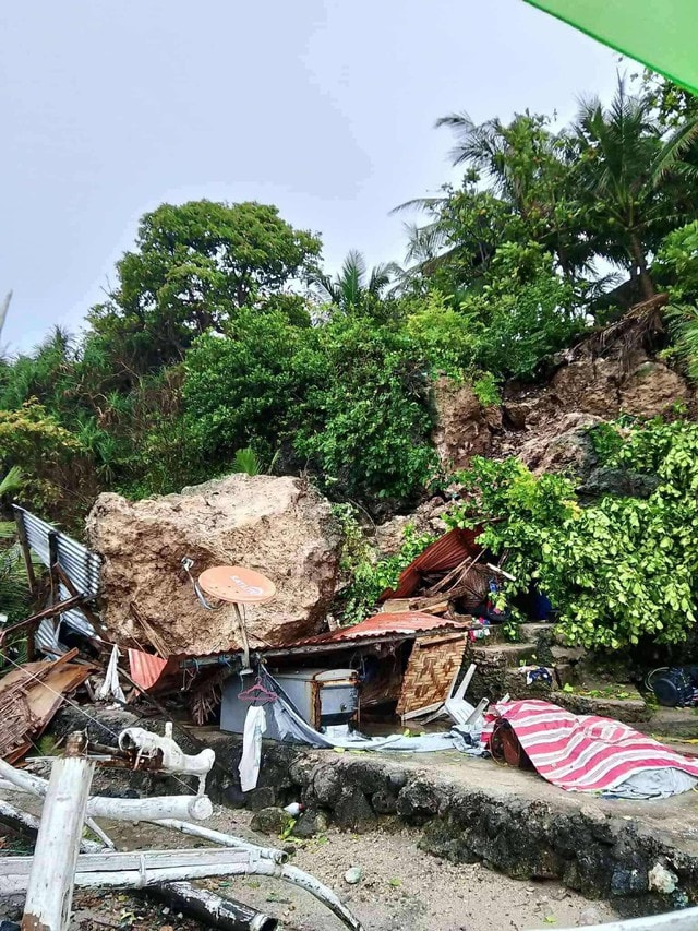 Tảng đá lớn đè bẹp ngôi nhà, 3 người trong một gia đình tử vong - Ảnh 1.