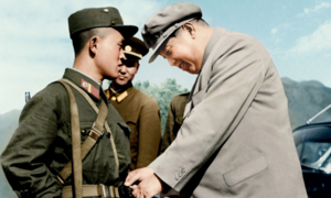 Hình ảnh Chủ tịch Kim Nhật Thành bên cạnh lực lượng Quân đội Triều Tiên