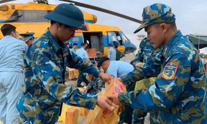 Trực thăng quân sự mang 4 tấn hàng hoá cứu trợ đến vùng lũ Lạng Sơn