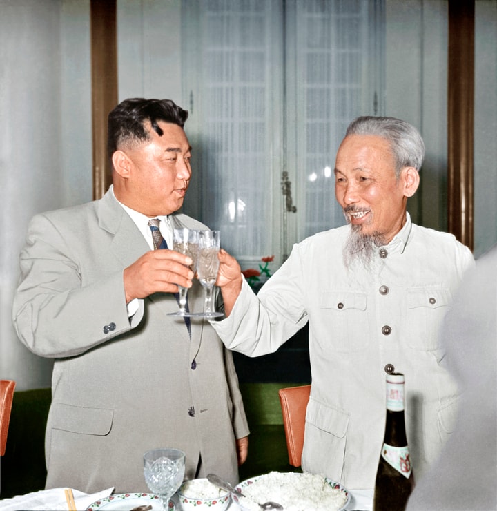 Sáu năm sau, vào tháng 10/1964, Chủ tịch Kim Nhật Thành thực hiện chuyến thăm Việt Nam lần thứ hai. Trong chuyến thăm này, ngoài hội đàm với Chủ tịch Hồ Chí Minh, Chủ tịch Kim Nhật Thành thăm huyện Từ Liêm, nơi có Hợp tác xã Việt - Triều hữu nghị, tham quan Vịnh Hạ Long và một đơn vị hải quân nhân dân Việt Nam.