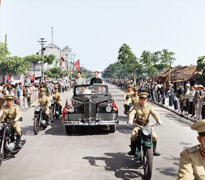 Chủ tịch Hồ Chí Minh tiếp Chủ tịch Kim Nhật Thành tại Phủ Chủ tịch và sau đó cùng đến khu nghỉ Hồ Tây, Nhà máy dệt Nam Định, một trong những cơ sở sản xuất công nghiệp đi đầu ở miền Bắc thời kỳ đó.