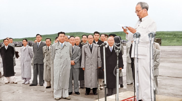 Chủ tịch Hồ Chí Minh tin tưởng rằng: “Dù chúng ta còn có nhiều khó khăn, nhưng với sự cố gắng của bản thân chúng ta, với sự ủng hộ của nhân dân yêu chuộng hòa bình toàn thế giới, dưới ngọn cờ tất thắng của chủ nghĩa Mác - Lênin, chúng ta nhất định sẽ thắng lợi”.