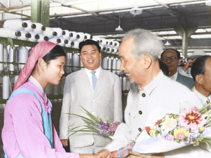 Trong khi cùng Chủ tịch Kim Nhật Thành thăm Nhà máy dệt Bình Nhưỡng, Chủ tịch Hồ Chí Minh thăm các xưởng và nhà trẻ của nhà máy, tặng anh chị em công nhân nhà máy một số hàng thủ công nghiệp Việt Nam.