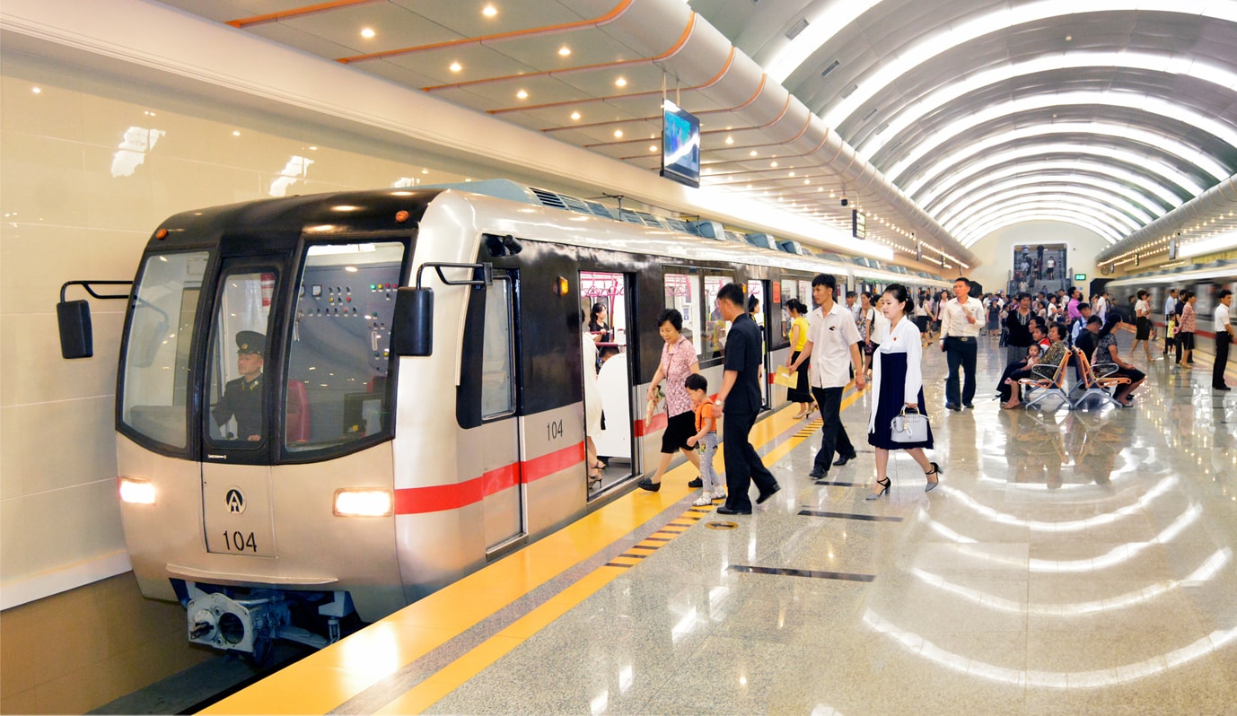 Trạm tàu ngầm điện ngầm ở Bình Nhưỡng với lượng khách tấp nập.