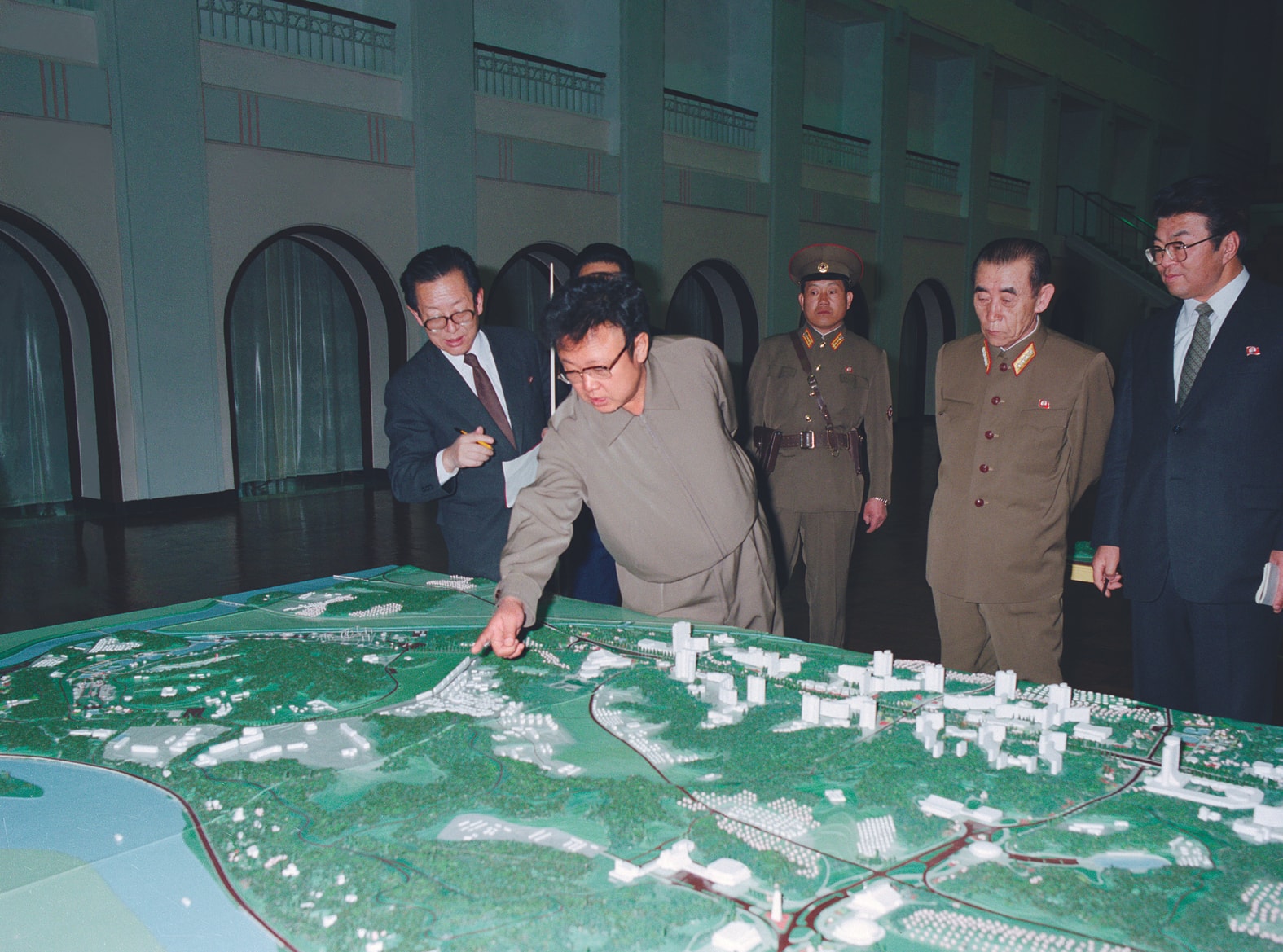 Đến tháng 9/1948, nước CHDCND Triều Tiên chính thức được thành lập - do nhân dân làm chủ, phục vụ nhân dân dưới sự lãnh đạo của Đảng Lao động Triều Tiên.