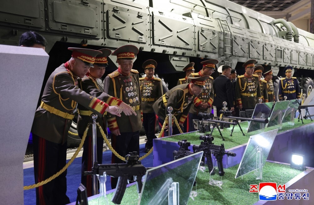 Triển lãm diễn ra trước thềm kỷ niệm 80 năm thành lập Đảng Lao động Triều Tiên - sự kiện quan trọng báo hiệu sự thay đổi mạnh mẽ hơn của lực lượng vũ trang Triều Tiên cùng với bước tiến và sự phát triển vượt bậc trong ngành công nghiệp quốc phòng.