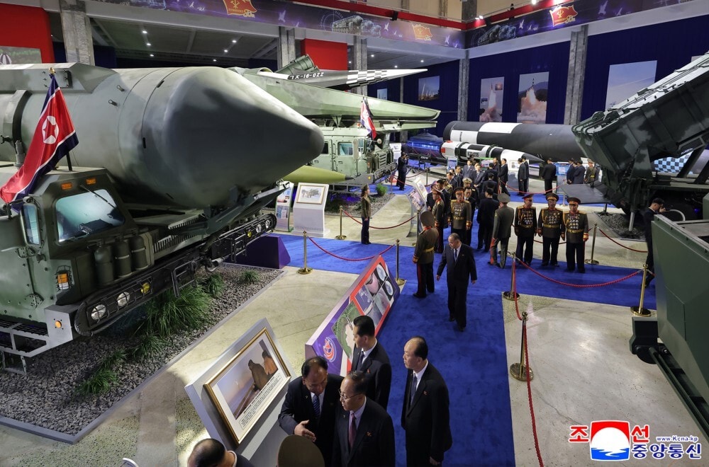 Ông Kim Jong-un đã tham quan địa điểm tổ chức triển lãm cùng với quan chức lãnh đạo của Đảng, chính phủ và cơ quan quân đội.