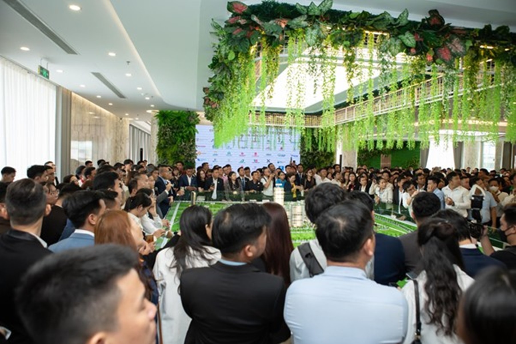Thắng Lợi Group Gallery ra đời là nơi phục vụ ít nhất 10.000 sản phẩm, trong đó dự án The Win City được đưa vào giới thiệu đầu tiên với không gian trưng bày rất hoành tráng. Nơi kết nối chủ đầu tư – đại lý bán hàng – khách hàng minh bạch thông tin, trải nghiệm ngôi nhà tương lai một cách chân thực.