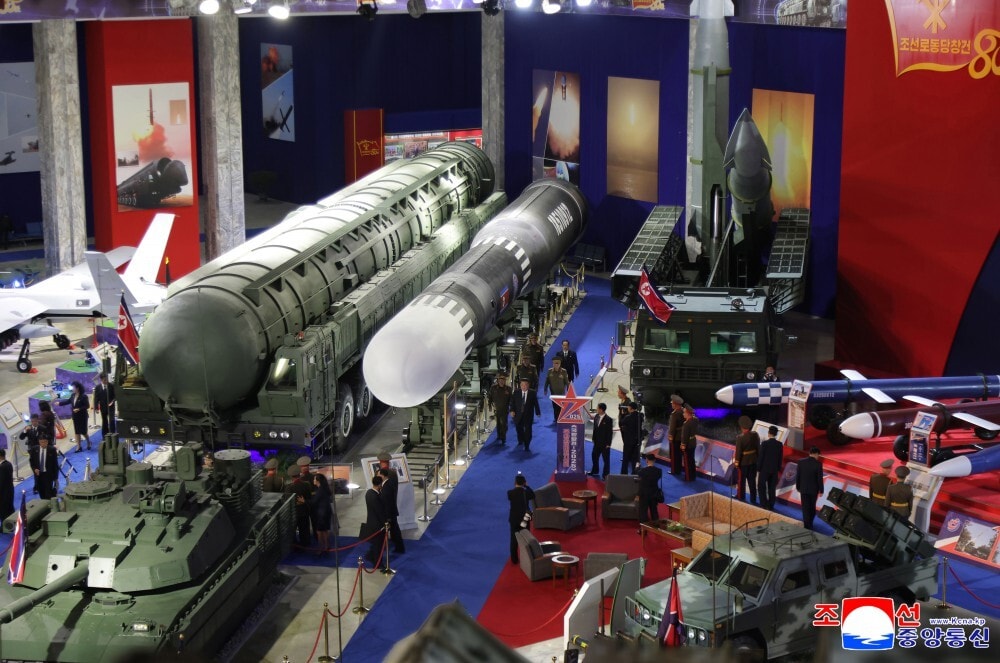 Triển lãm trưng bày tên lửa hành trình và tên lửa chống ngầm có hình dáng giống dòng Kalibr của Nga (màu xanh) cũng như tên lửa đạn đạo xuyên lục địa (ICBM) Hwasong-18 và Hwasong-19.