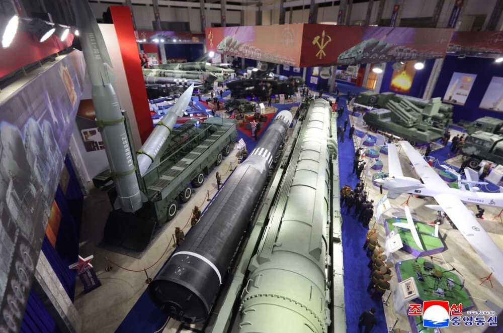 Tại sự kiện còn có tổ hợp phòng không tầm ngắn với hình dạng tương đồng với hệ thống pháo - tên lửa phòng không Pantsir của Nga, song đã được chỉnh sửa để đặt lên khung gầm bánh xích. Thay đổi này nhằm tăng khả năng cơ động trên địa hình phức tạp, phù hợp để triển khai bảo vệ các đội hình tăng thiết giáp ở tiền tuyến.