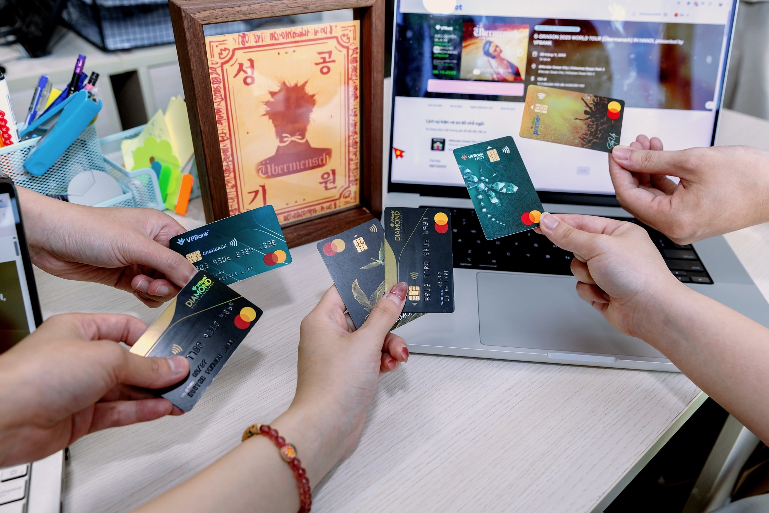 Fan hâm mộ chuẩn bị thẻ VPBank MasterCard cho trận chiến giành vé VPBank pre-sale của world tour tại Việt Nam.