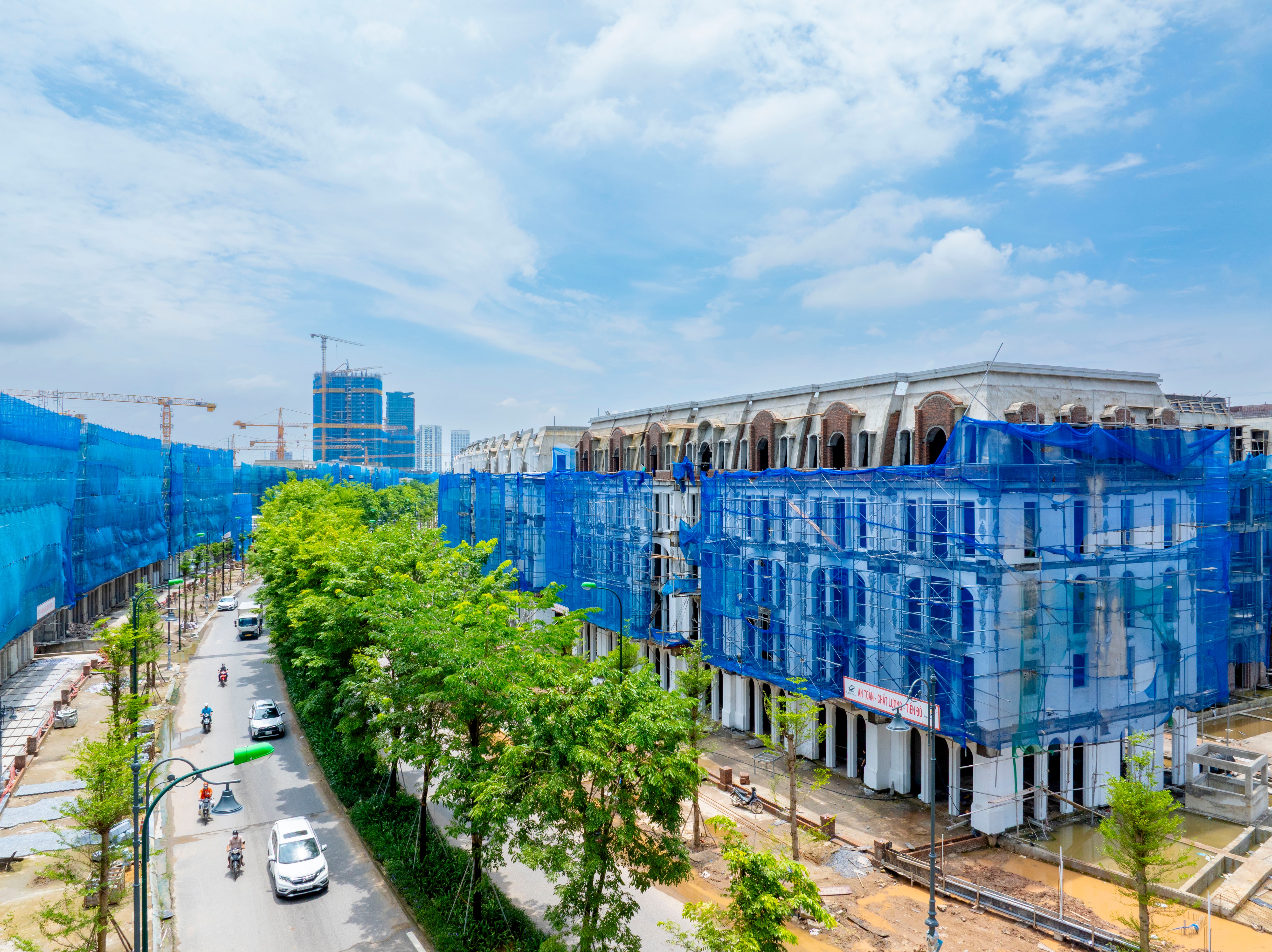 Riêng tại Hà Nội, hàng ngàn dinh thự, biệt thự và nhà phố hàng hiệu như Noble Palace Tay Ho, Noble Palace Tay Thang Long, Noble Palace Long Bien… dự kiến sẽ được bàn giao ngay trong năm nay, thể hiện năng lực tổ chức thi công quy mô lớn của SCG Group.