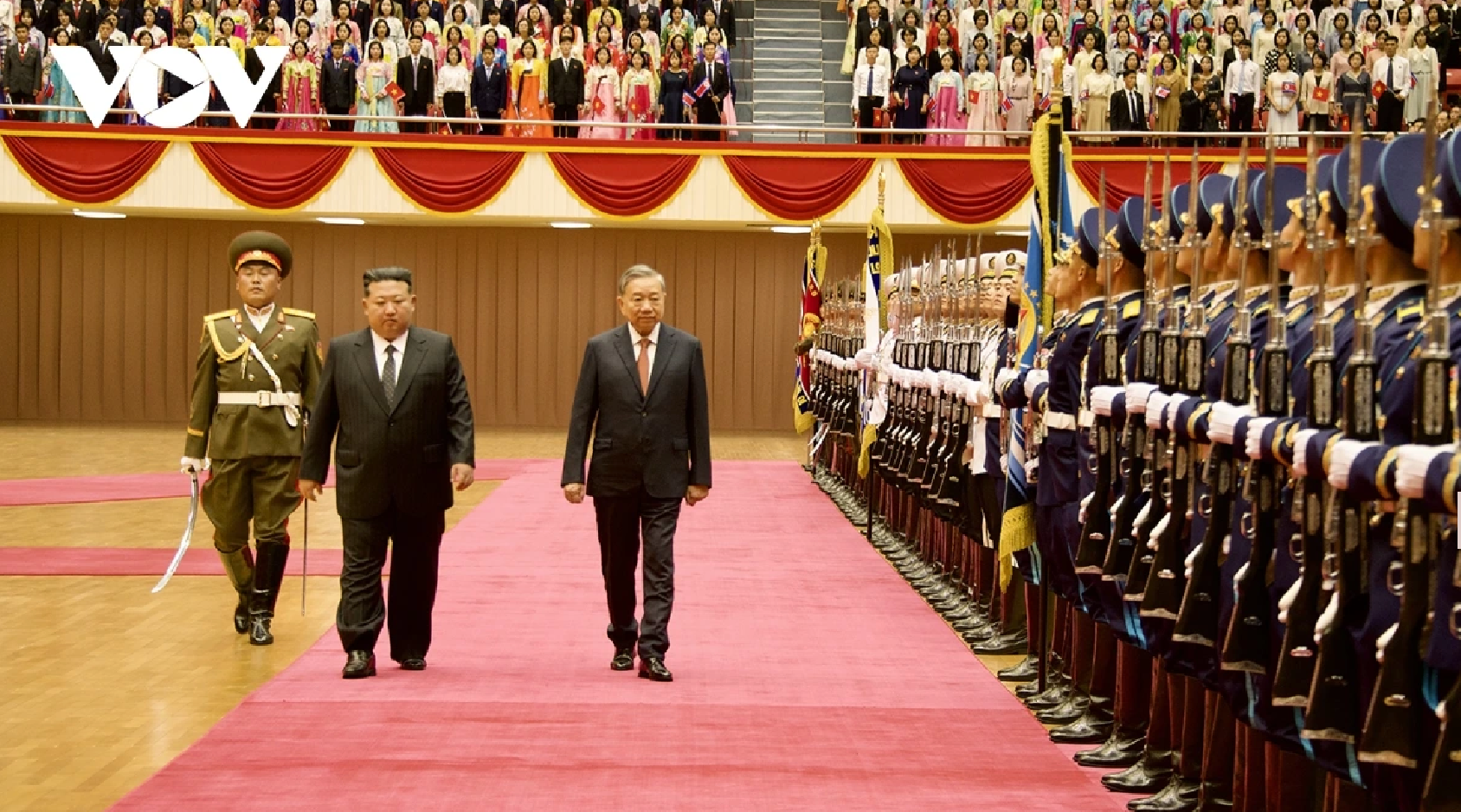 Tổng Bí thư Kim Jong-un và Tổng Bí thư Tô Lâm duyệt đội danh dự.