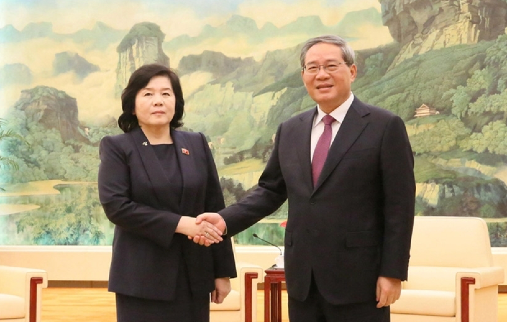 Thủ tướng Trung Quốc Lý Cường gặp Ngoại trưởng Triều Tiên Choe Son-hui ngày 30/9 tại Bắc Kinh. (Ảnh: Reuters)