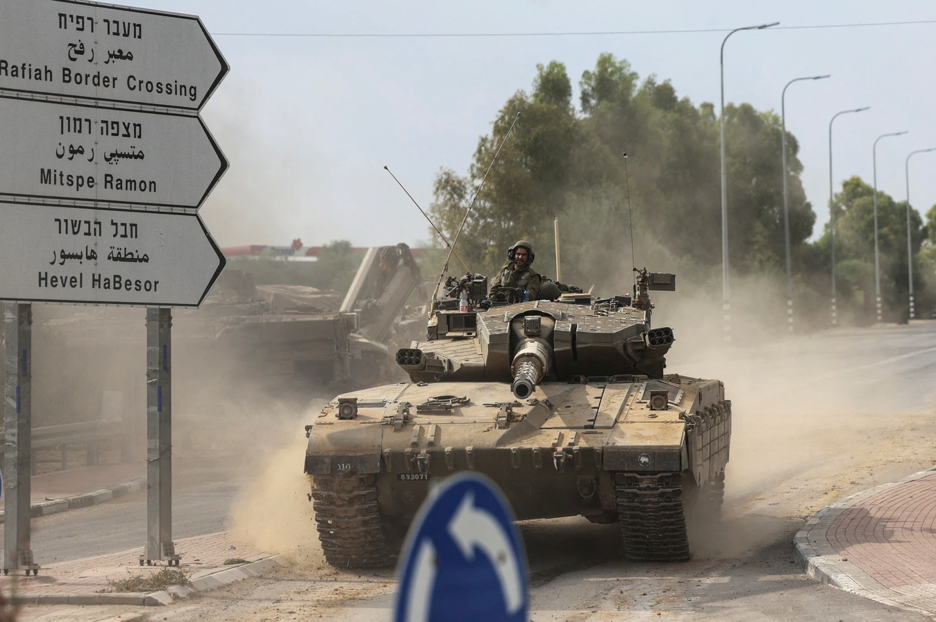 Binh sĩ Israel lái xe tăng ở khu vực giáp dải Gaza. (Ảnh: Reuters)