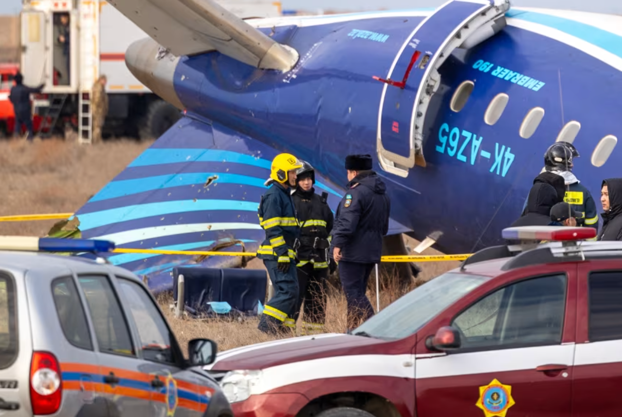 Hiện trường rơi máy bay của hãng hàng không Azerbaijan Airlines. (Ảnh: Getty)