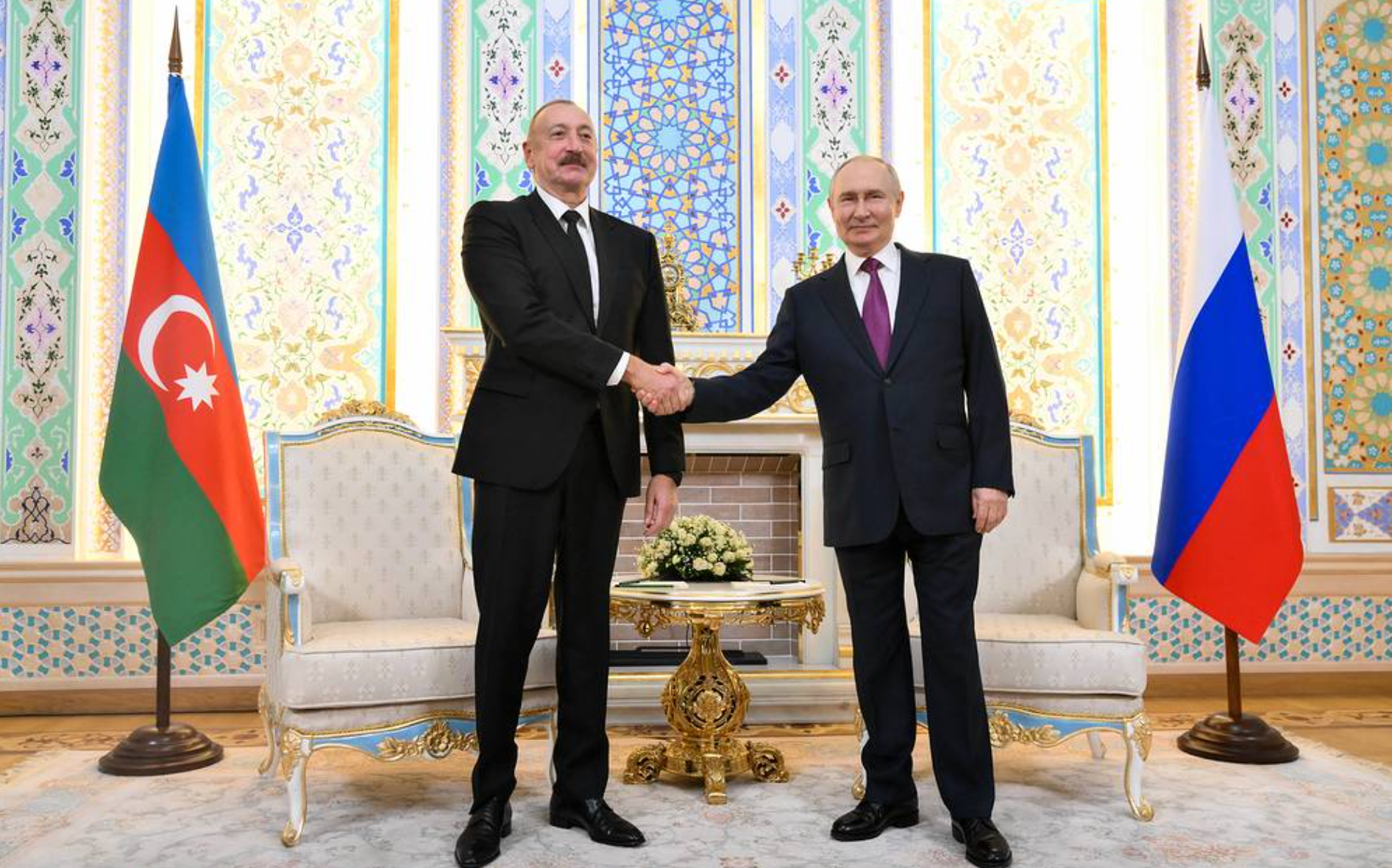 Tổng thống Azerbaijan Ilham Aliyev (trái) và Tổng thống Nga Vladimir Putin (phải). (Ảnh: TASS)
