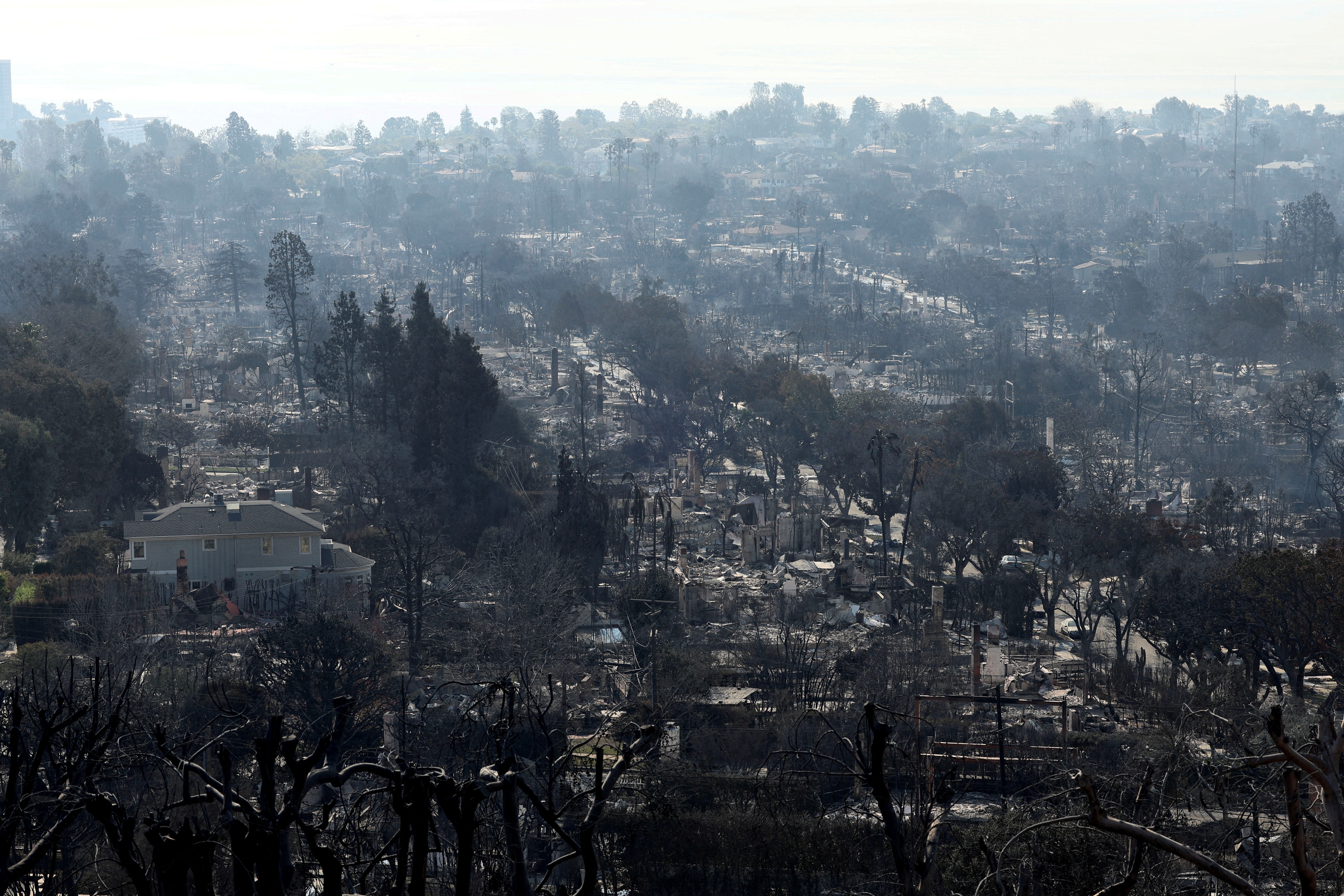 Các ngôi nhà bị thiêu rụi sau vụ cháy Palisades tại khu Pacific Palisades ở Los Angeles, California, Mỹ, ngày 10/1/2025. (Ảnh: Reuters)
