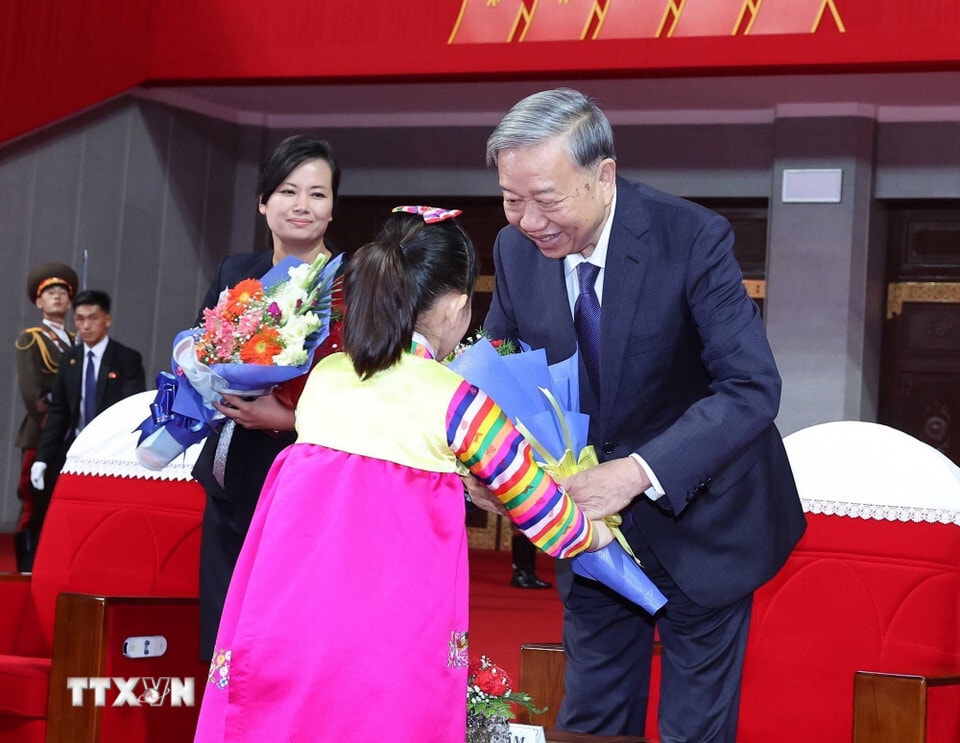 Thiếu nhi Triều Tiên tặng hoa chào mừng Tổng Bí thư Tô Lâm đến dự chương trình biểu diễn nghệ thuật kỷ niệm 80 năm thành lập Đảng Lao động Triều Tiên.