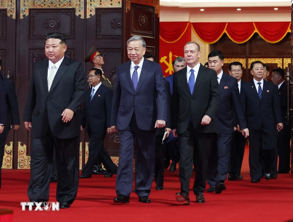 Tổng Bí thư, Chủ tịch Quốc vụ Triều Tiên Kim Jong-un; Tổng Bí thư Tô Lâm; Chủ tịch Đảng nước Nga Thống nhất, Phó Chủ tịch Hội đồng an ninh Liên bang Nga Dmitry Medvedev cùng các đại biểu tham dự Chương trình.