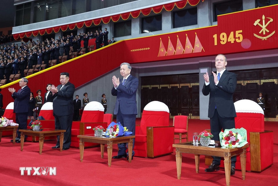 (Từ trái qua): Thủ tướng Trung Quốc Lý Cường; Tổng Bí thư, Chủ tịch Quốc vụ Triều Tiên Kim Jong-un; Tổng Bí thư Tô Lâm và Chủ tịch Đảng nước Nga Thống nhất, Phó Chủ tịch Hội đồng an ninh Liên bang Nga Dmitry Medvedev tham dự Chương trình.