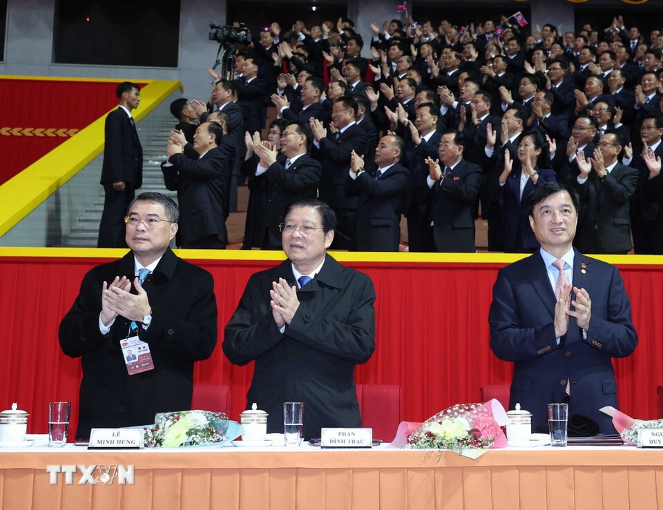 Các thành viên Đoàn cấp cao Việt Nam tham dự Chương trình biểu diễn nghệ thuật kỷ niệm 80 năm thành lập Đảng Lao động Triều Tiên.
