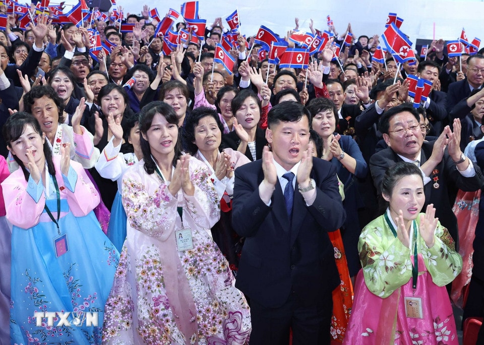 Quần chúng nhân dân Triều Tiên tham dự Chương trình biểu diễn nghệ thuật.