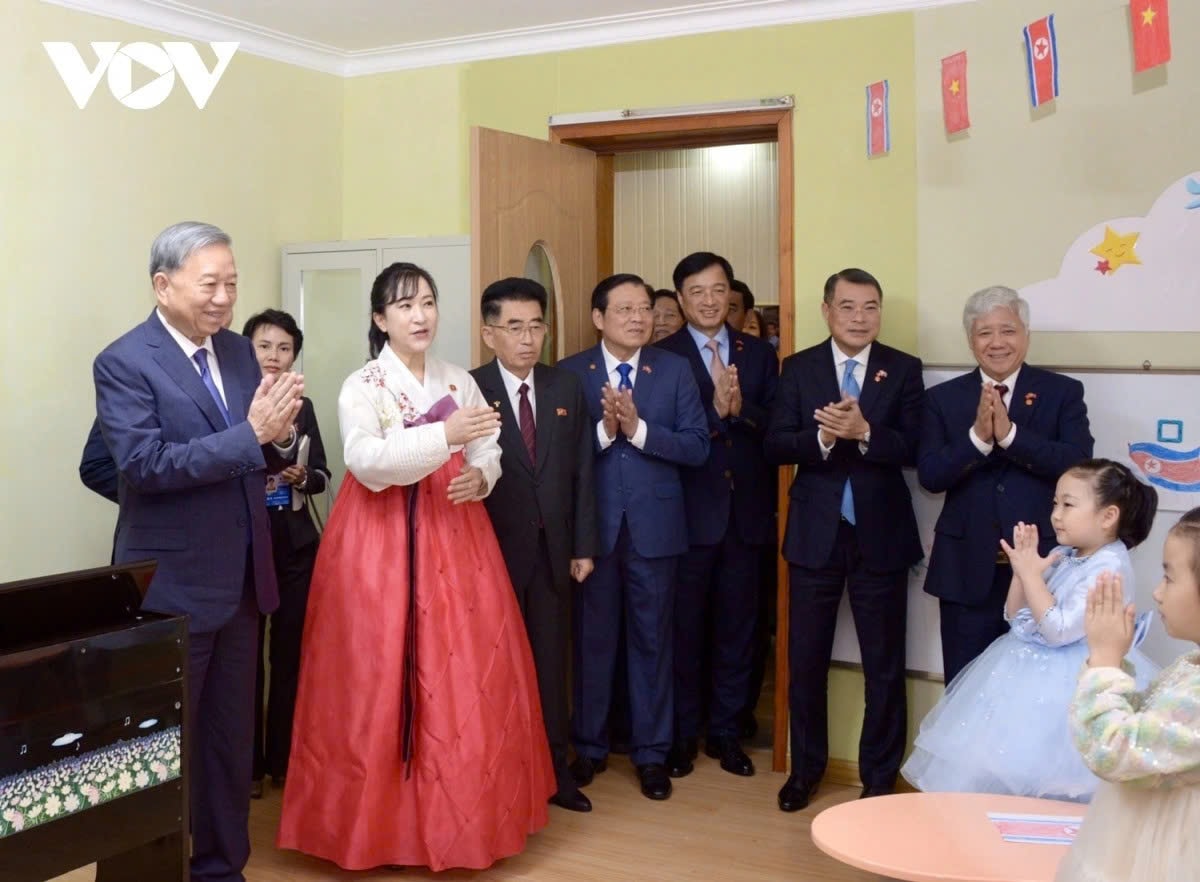 Tổng Bí thư Tô Lâm nghe giới thiệu về Trường mẫu giáo Kiêng Sang - được biết đến là trung tâm đào tạo nghệ thuật nổi tiếng cho các tài năng nhỏ.