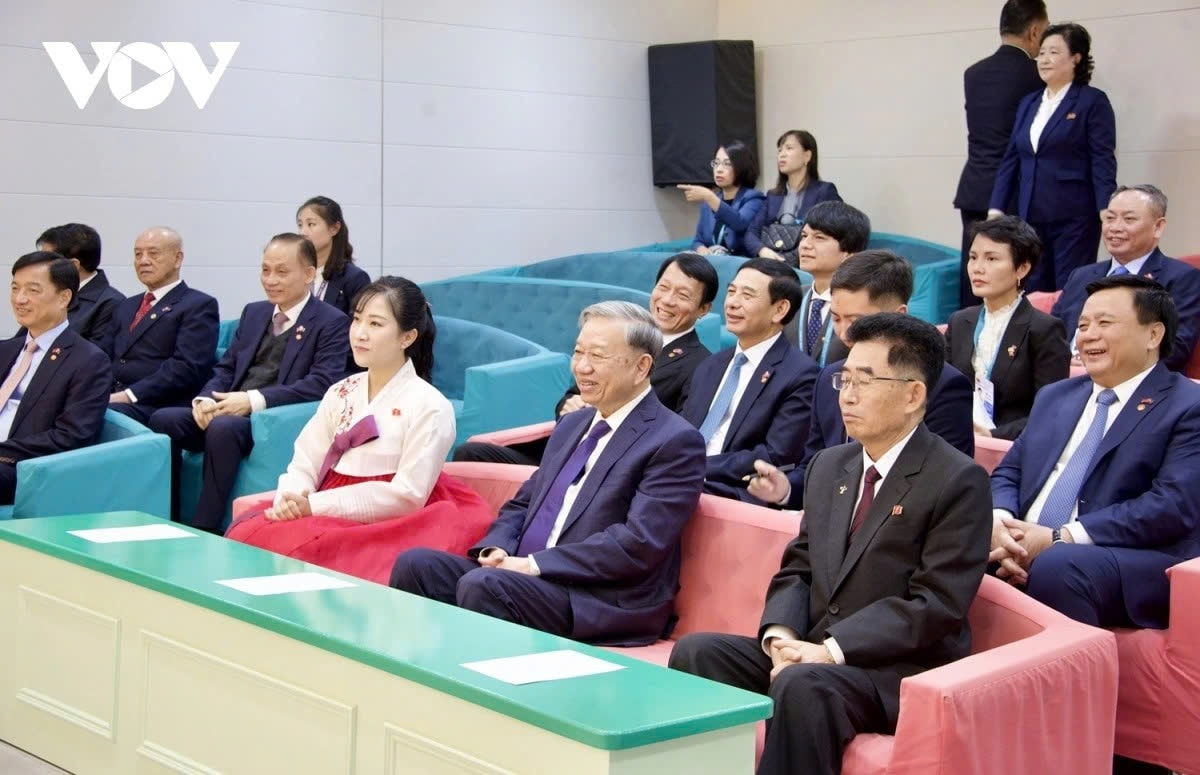 Tổng Bí thư Tô Lâm cùng đoàn công tác theo dõi tiết mục biểu diễn của các em học sinh. Trường mẫu giáo Kiêng Sang là đơn vị đầu tiên áp dụng lớp học tổng hợp và sáng chế, áp dụng phần mềm hỗ trợ giáo dục cho các thiếu nhi Triều Tiên. Ở trường, tất cả các phòng học được xây thành phòng học đa chức năng và thực hiện hiện đại hóa giáo dục ở mức độ cao, góp phần nâng cao năng lực, trí tuệ của các cháu.