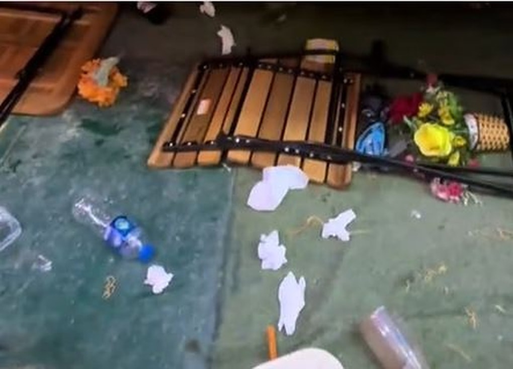Khách Tây hú vía khi đoàn tàu hất văng bàn ghế ở phố đường tàu Hà Nội - 2 Khách Tây hú vía khi đoàn tàu hất văng bàn ghế ở phố đường tàu Hà Nội - 2