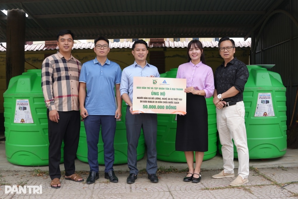 Trao tặng 50 bồn nước giúp người dân vùng mưa bão ổn định cuộc sống - 3