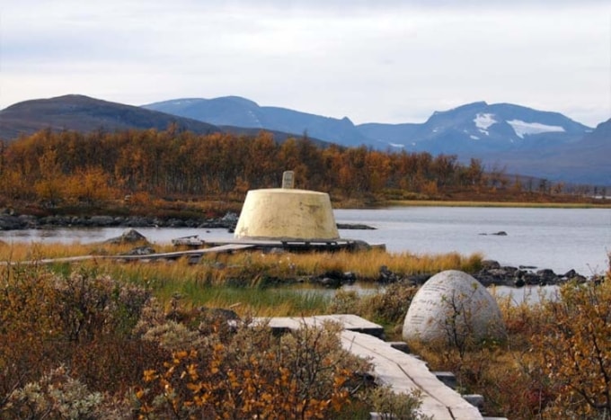 Điểm tam biên Treriksrøysa được sơn màu vàng. Ảnh: SNL