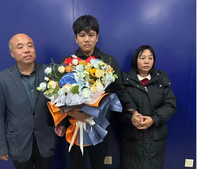 Xie Qingshuai (giữa) bị bắt cóc năm 1999 và đoàn tụ với bố mẹ năm 2023. Ảnh: Weibo