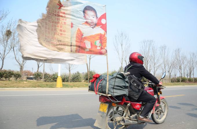 Hình ảnh ông Guo Gangtang lái xe máy tìm kiếm con trai mất tích của mình ở tỉnh Sơn Đông, năm 2015 từng gây xúc động. Ảnh: VCG