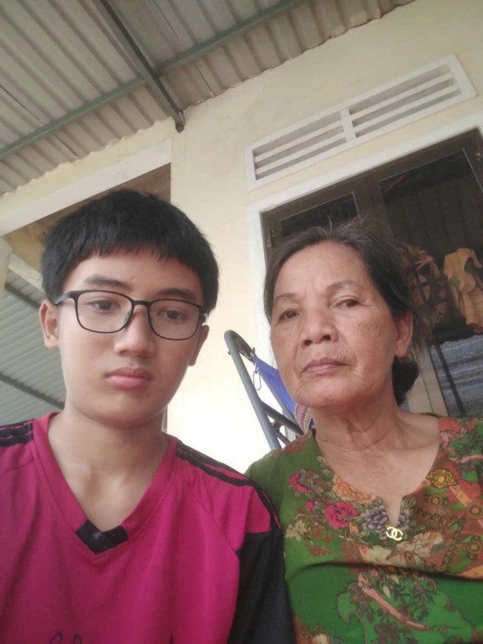 Bà Nguyễn Thị La (phải), 63 tuổi và cháu Hồ Trần Ngọc Tiên, 14 tuổi, tại nhà riêng ở xã Tư Nghĩa, Quảng Ngãi, tháng 10/2025. Ảnh: Nhân vật cung cấp
