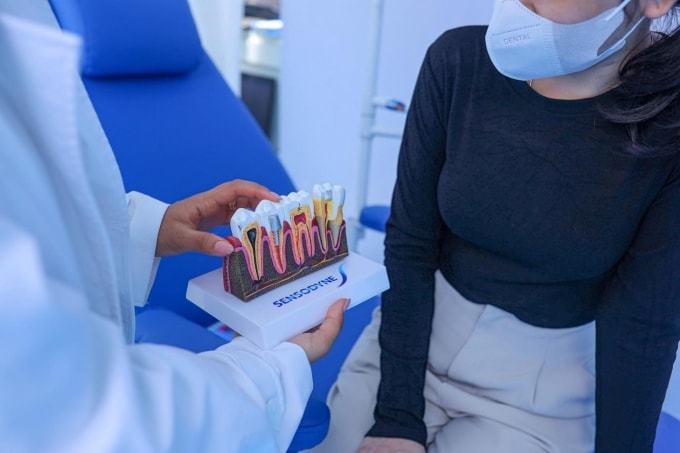 Chuyên gia giải thích về sức khỏe răng miệng cho người tham gia sự kiện. Ảnh: Sensodyne