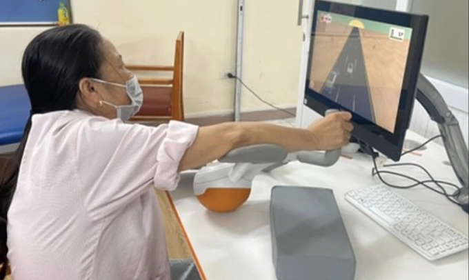 Bệnh nhân đột quỵ vận động theo mô phỏng thực tế ảo tại Bệnh viện Bạch Mai. Ảnh:Bệnh viện cung cấp