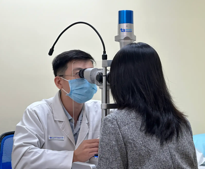 Bác sĩ Tùng khám mắt cho một phụ nữ. Ảnh minh họa: Bệnh viện Đa khoa Tâm Anh