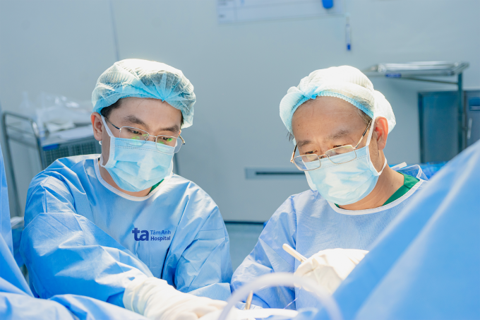 Bác sĩ Khánh phẫu thuật cắt rò hậu môn cho người bệnh. Ảnh: Bệnh viện Đa khoa Tâm Anh