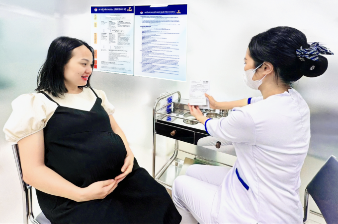 Chị Nguyễn Thị Hồng chuẩn bị tiêm vaccine phòng virus hợp bào hô hấp (RSV) tại VNVC Hoằng Hóa, Thanh Hóa. Ảnh: Mộc Thảo