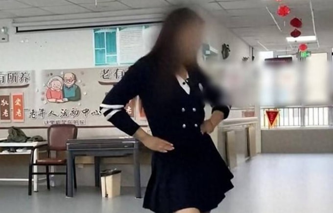 Nhân viên trại dưỡng lão mặc váy ngắn nhảy trước mặt người cao tuổi. Ảnh chụp màn hình
